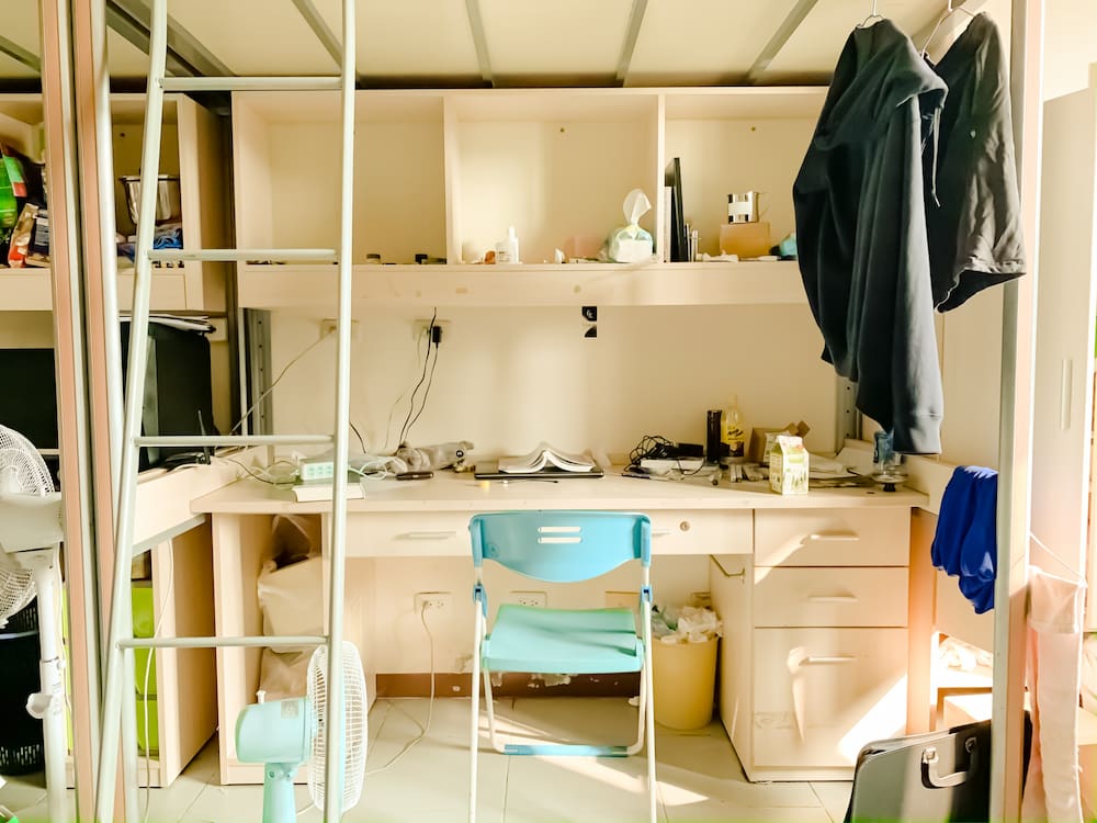 unorganized dorm room storage